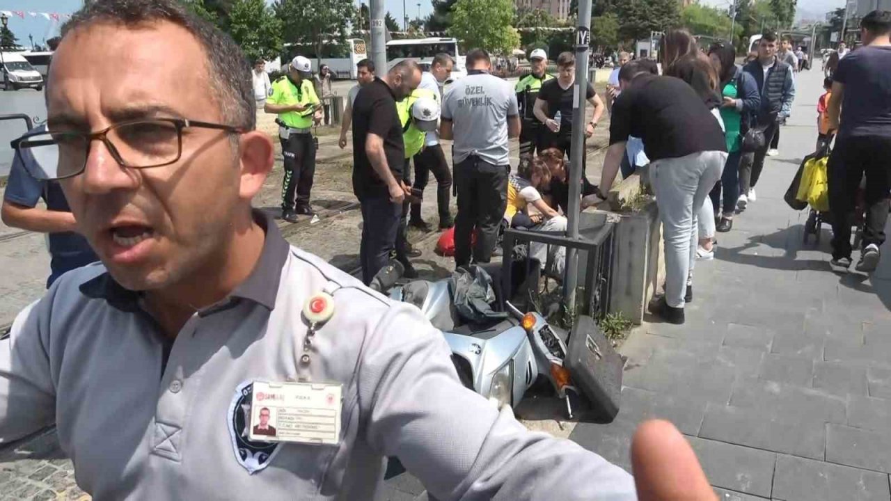 Raylardan geçen motosiklete tramvay çarptı: 1 yaralı