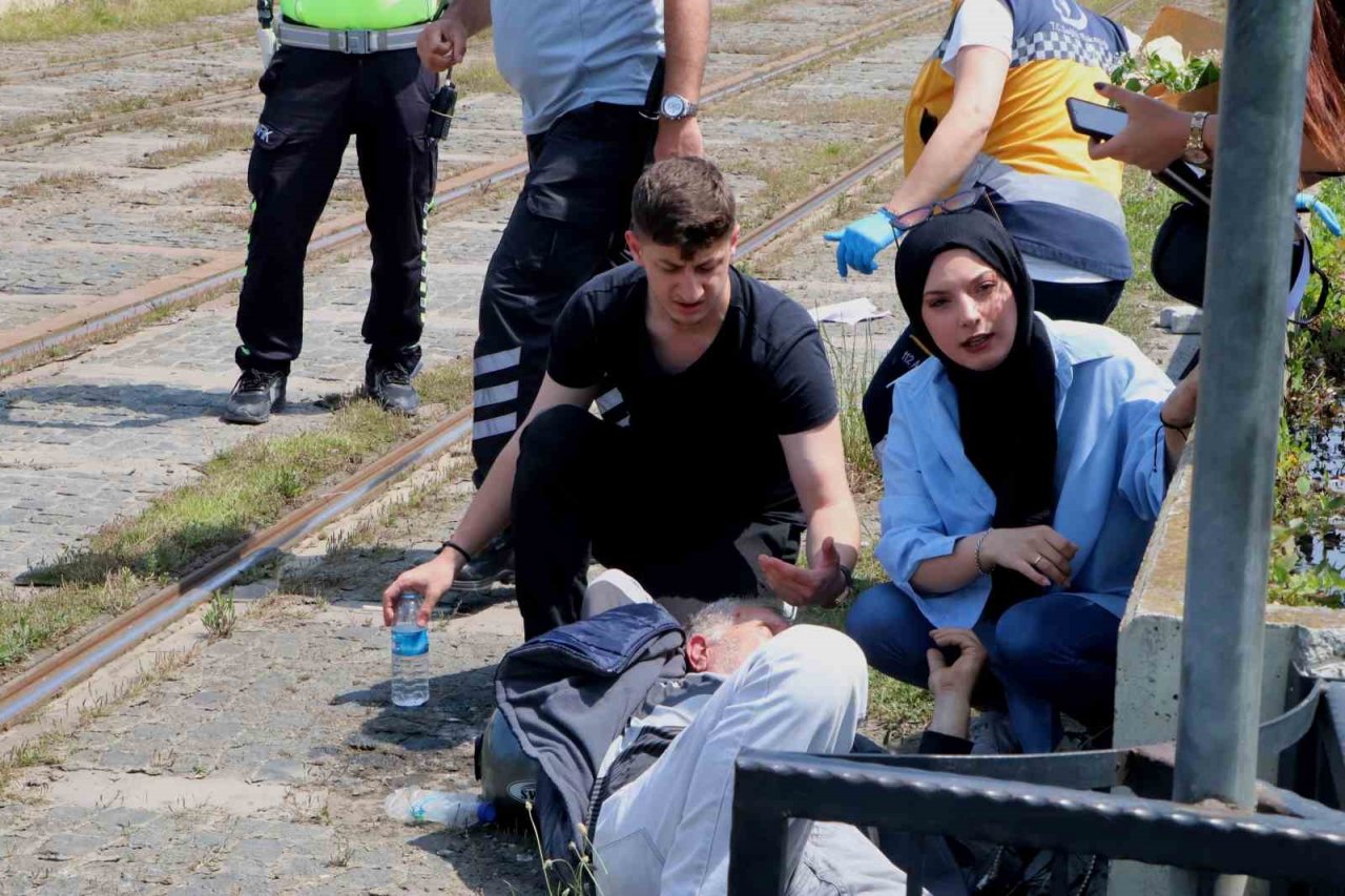 Raylardan geçen motosiklete tramvay çarptı: 1 yaralı