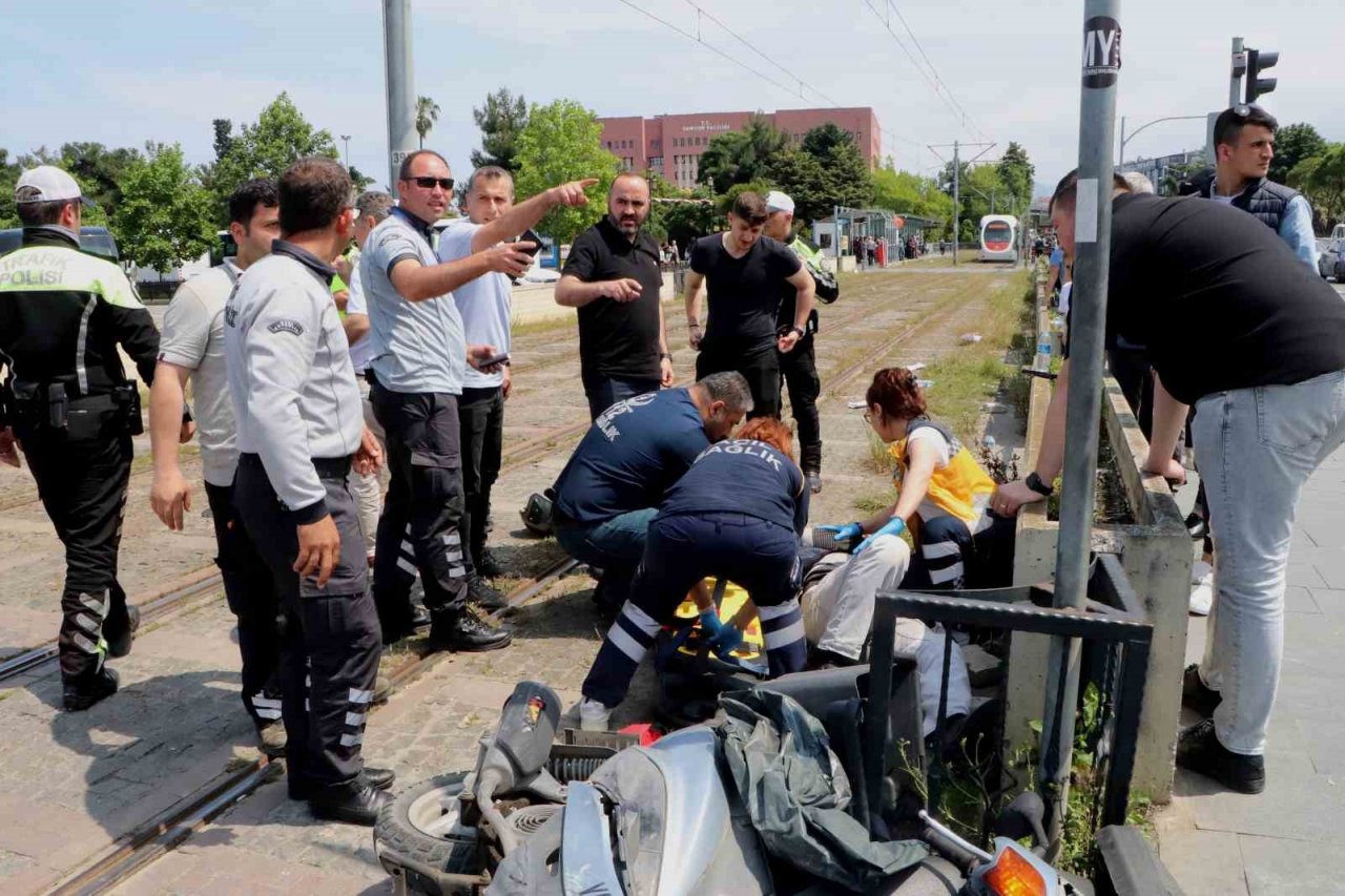 Raylardan geçen motosiklete tramvay çarptı: 1 yaralı