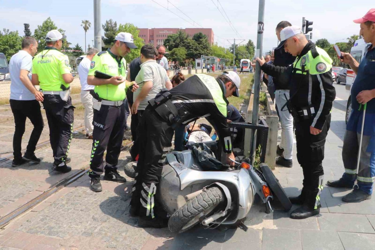 Raylardan geçen motosiklete tramvay çarptı: 1 yaralı