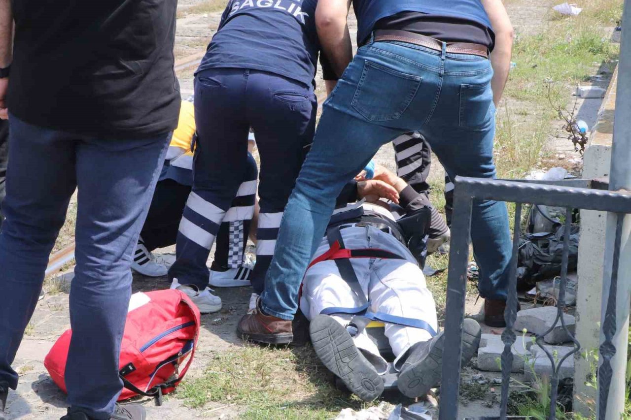 Raylardan geçen motosiklete tramvay çarptı: 1 yaralı