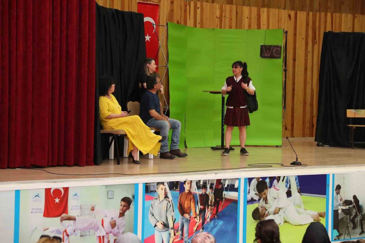 Şanlıurfa’da bağımlılıkla mücadele konulu tiyatro oyunu sahnelendi