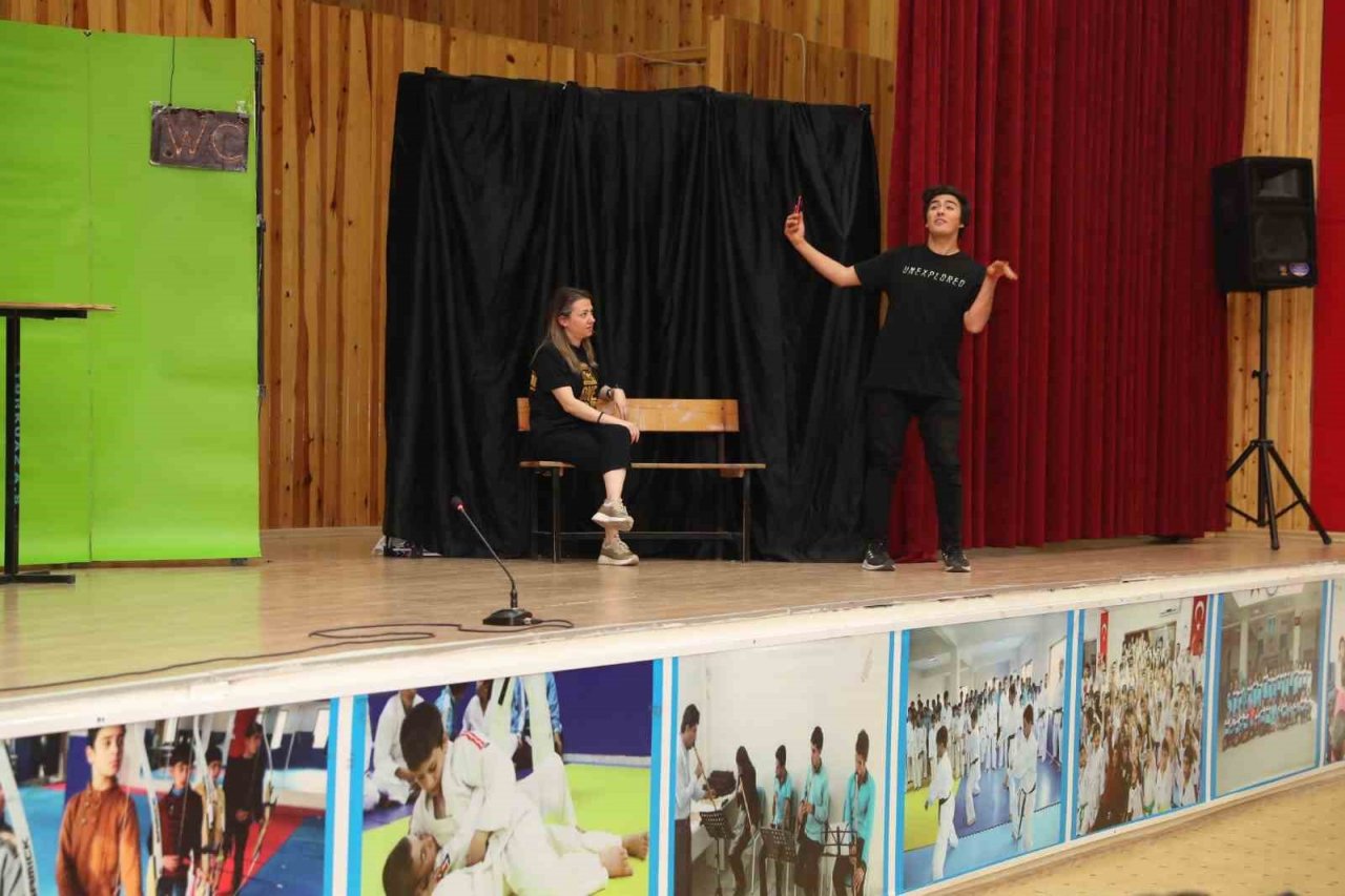 Şanlıurfa’da bağımlılıkla mücadele konulu tiyatro oyunu sahnelendi