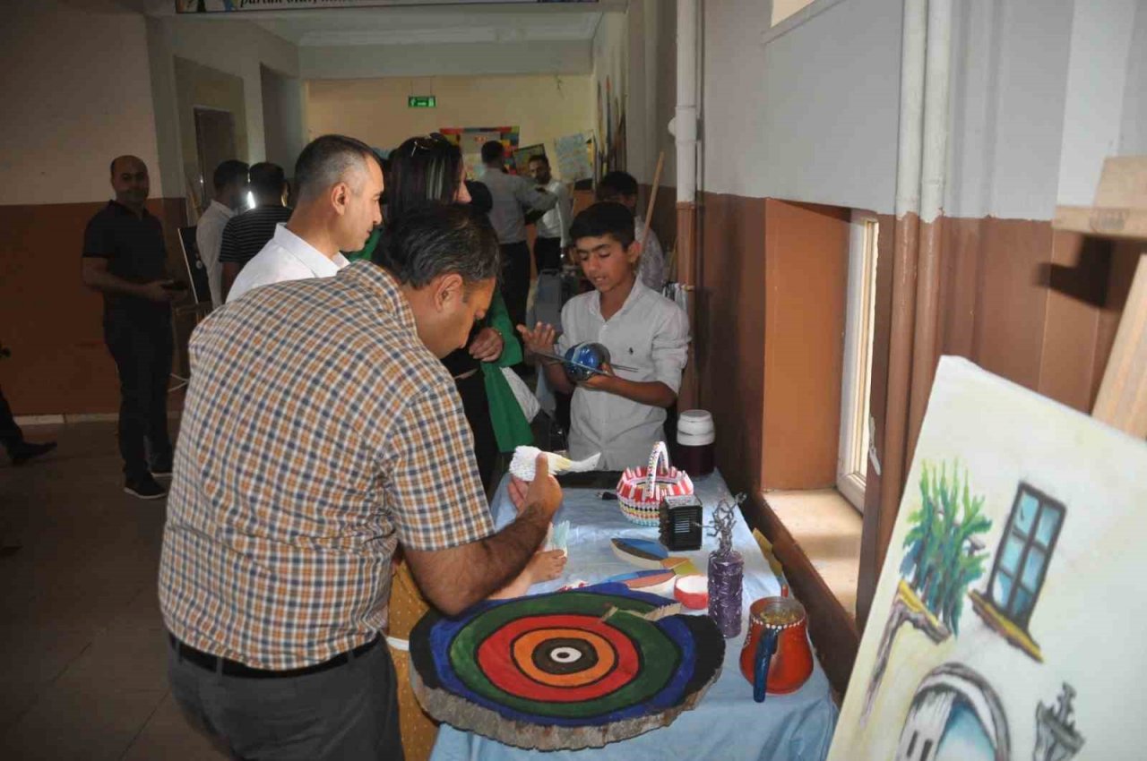 Cizre’de ’Teknoloji ve Görsel Sanatlar’ sergisi