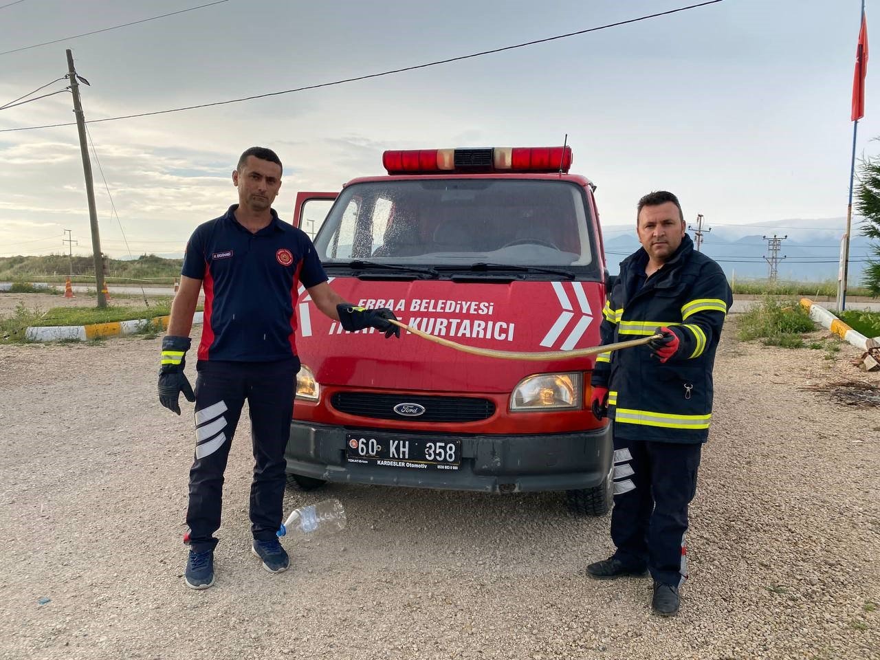 İş yerine giren yılanı itfaiye ekipleri çıkardı