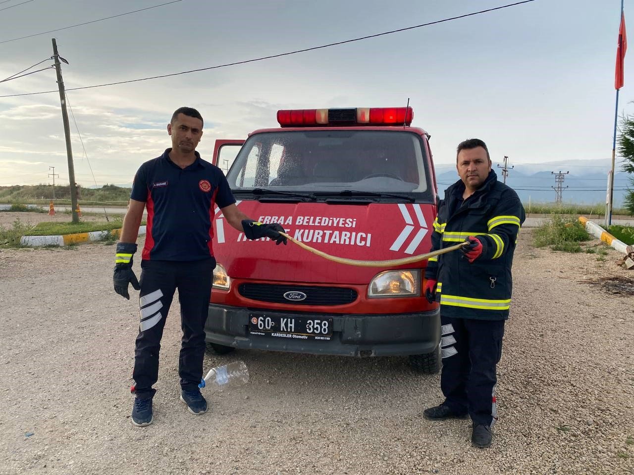 İş yerine giren yılanı itfaiye ekipleri çıkardı