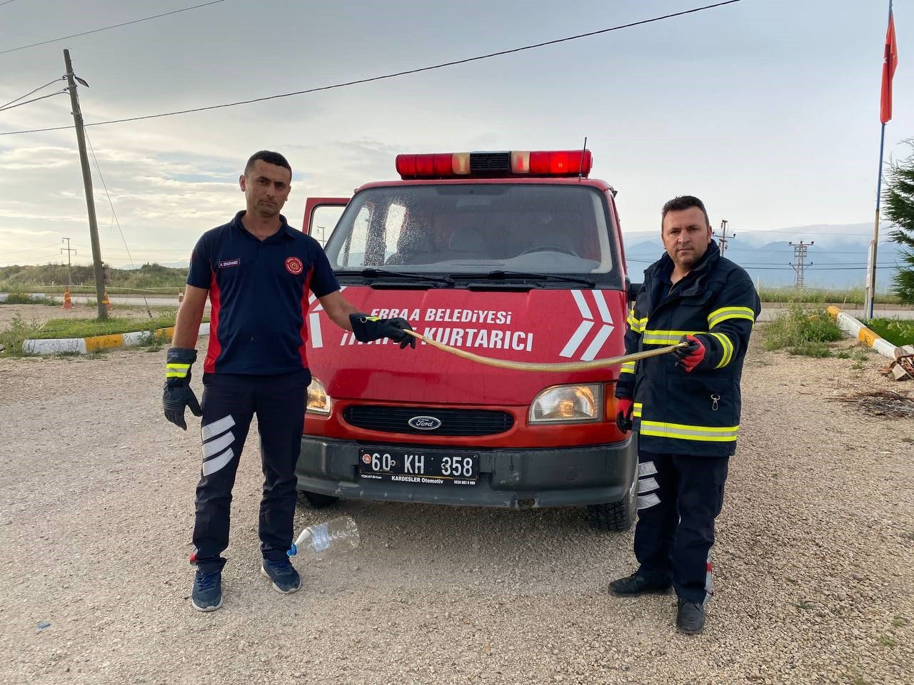 İş yerine giren yılanı itfaiye ekipleri çıkardı