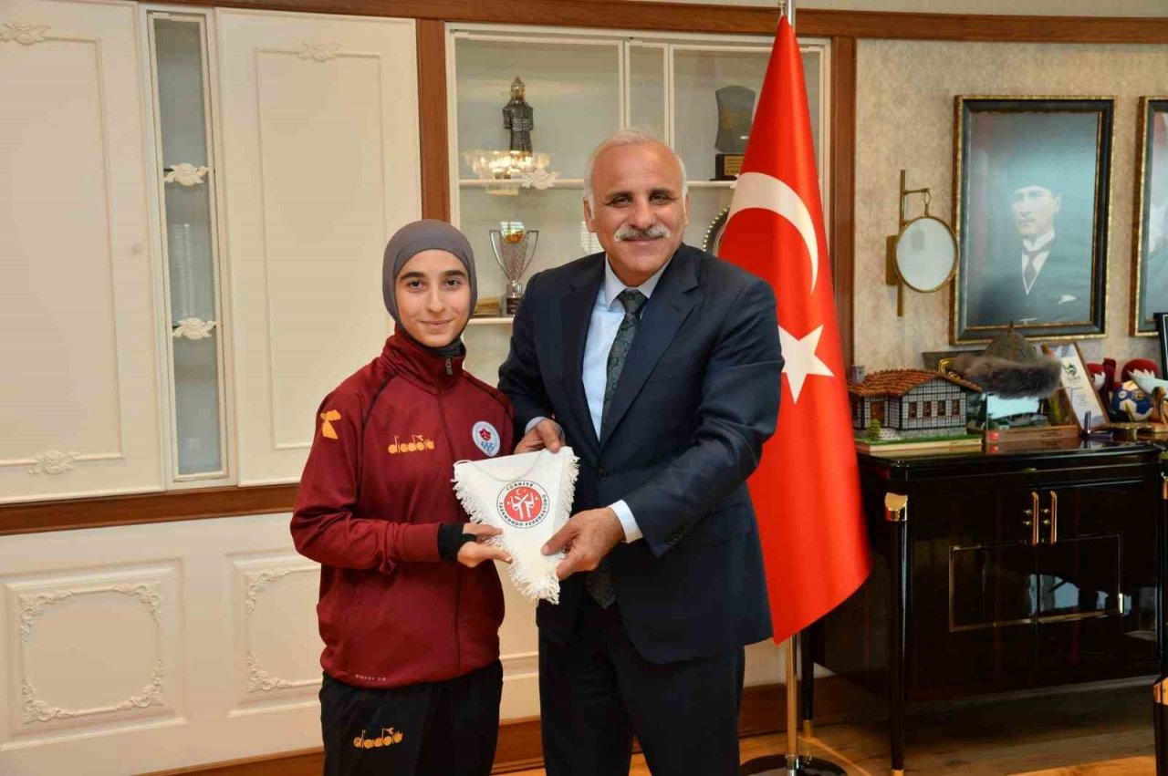 Başkan Zorluoğlu, şampiyon sporcuları ağırladı