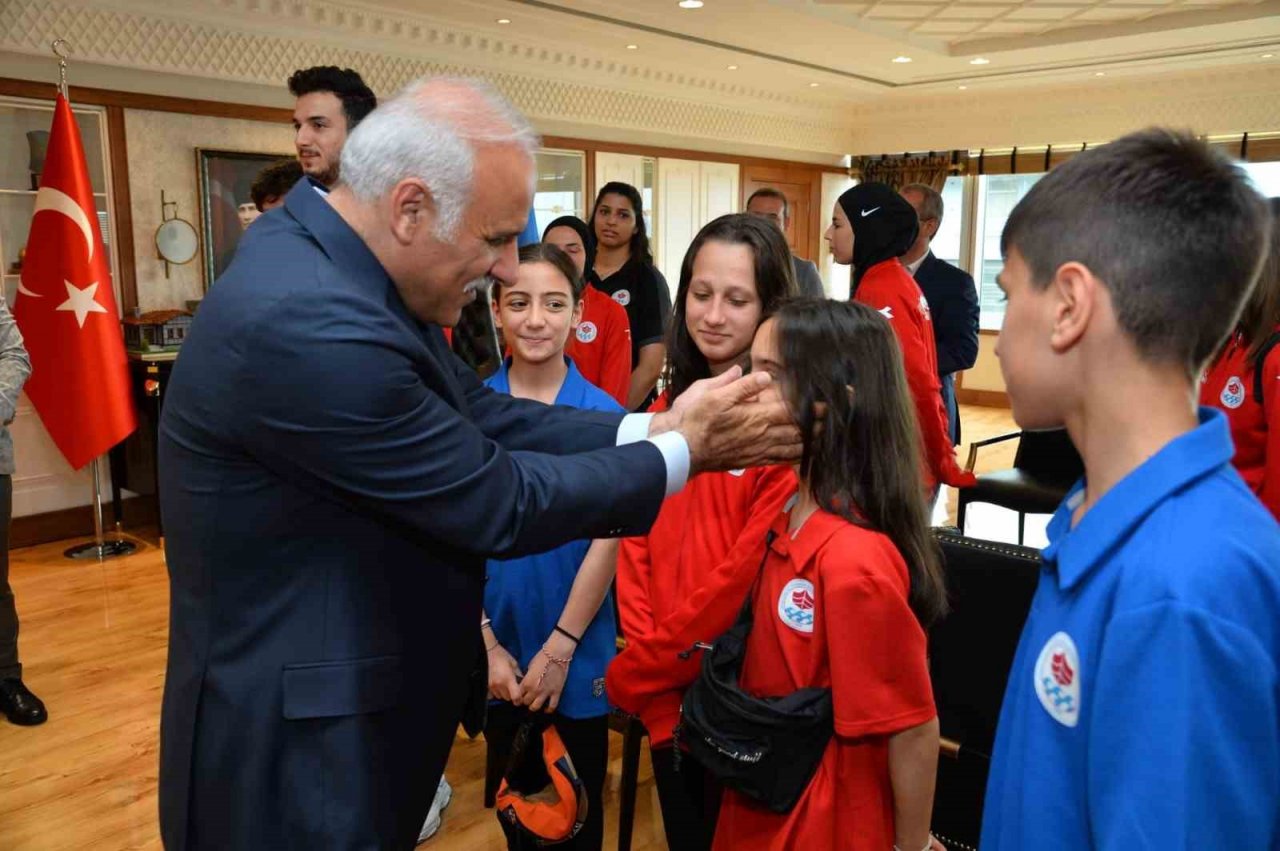 Başkan Zorluoğlu, şampiyon sporcuları ağırladı