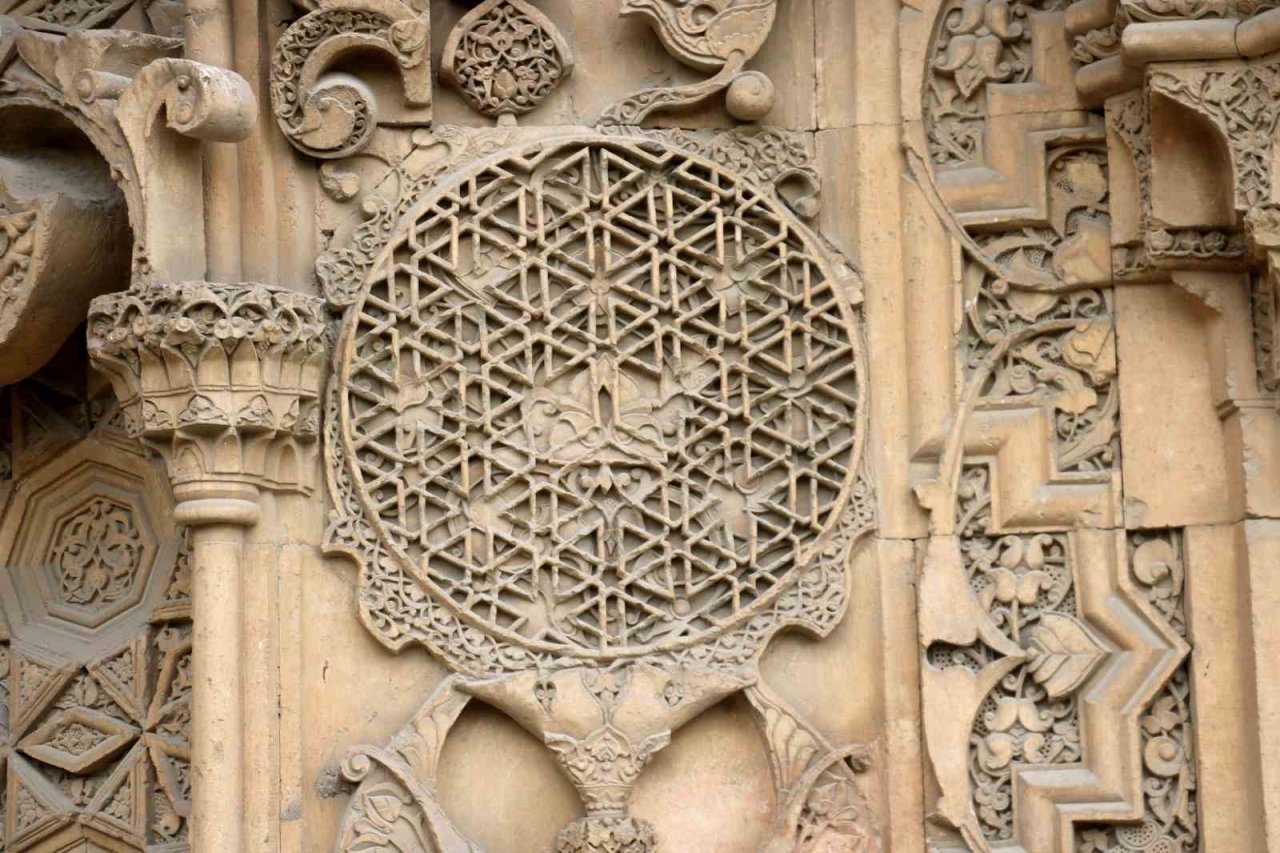 Dünyada eşi benzeri yok, ince işçilikle yenileme çalışmaları sürüyor