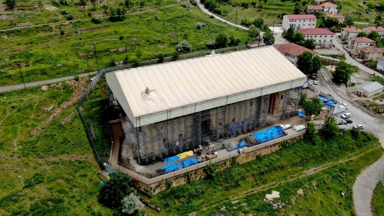 Dünyada eşi benzeri yok, ince işçilikle yenileme çalışmaları sürüyor