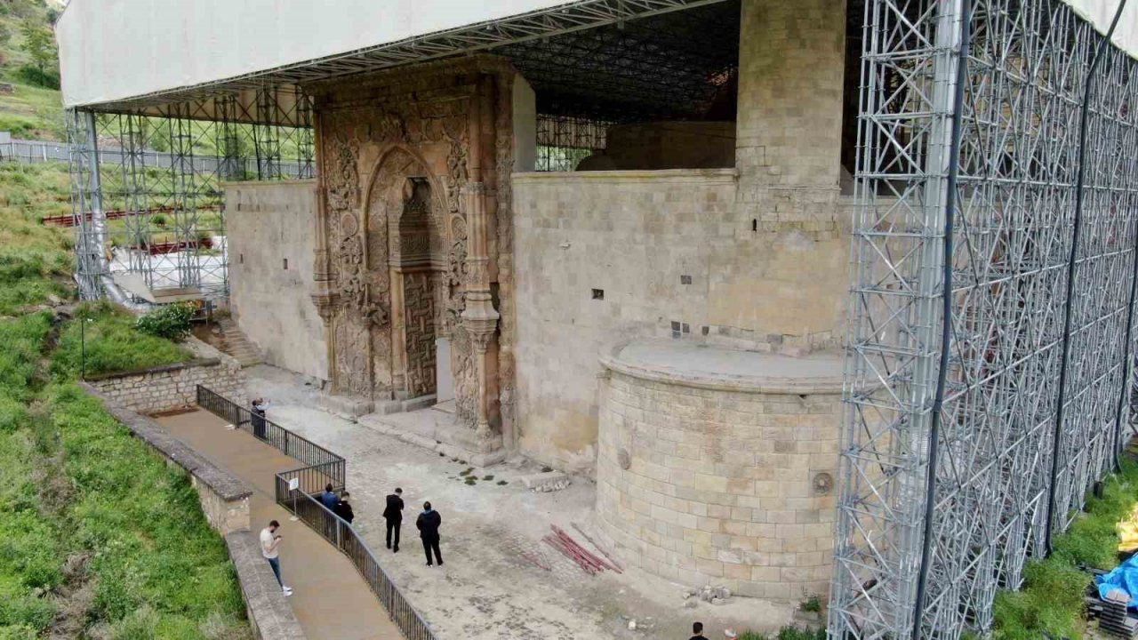 Dünyada eşi benzeri yok, ince işçilikle yenileme çalışmaları sürüyor