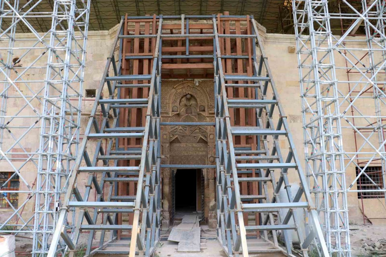 Dünyada eşi benzeri yok, ince işçilikle yenileme çalışmaları sürüyor