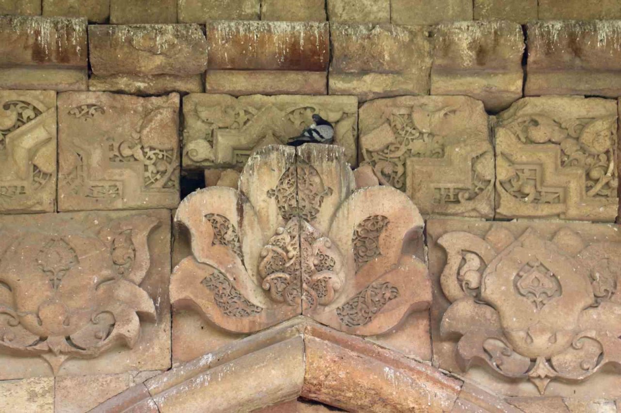 Dünyada eşi benzeri yok, ince işçilikle yenileme çalışmaları sürüyor