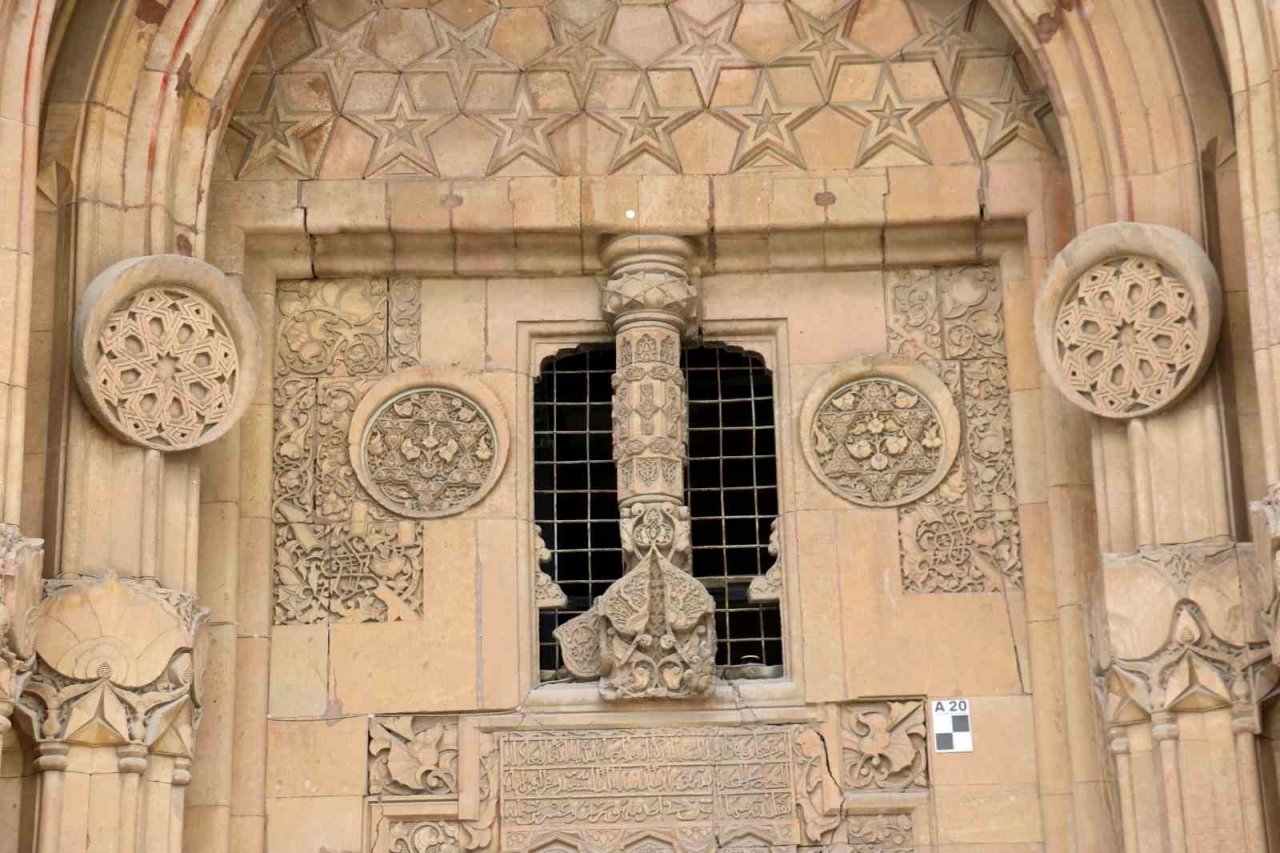 Dünyada eşi benzeri yok, ince işçilikle yenileme çalışmaları sürüyor