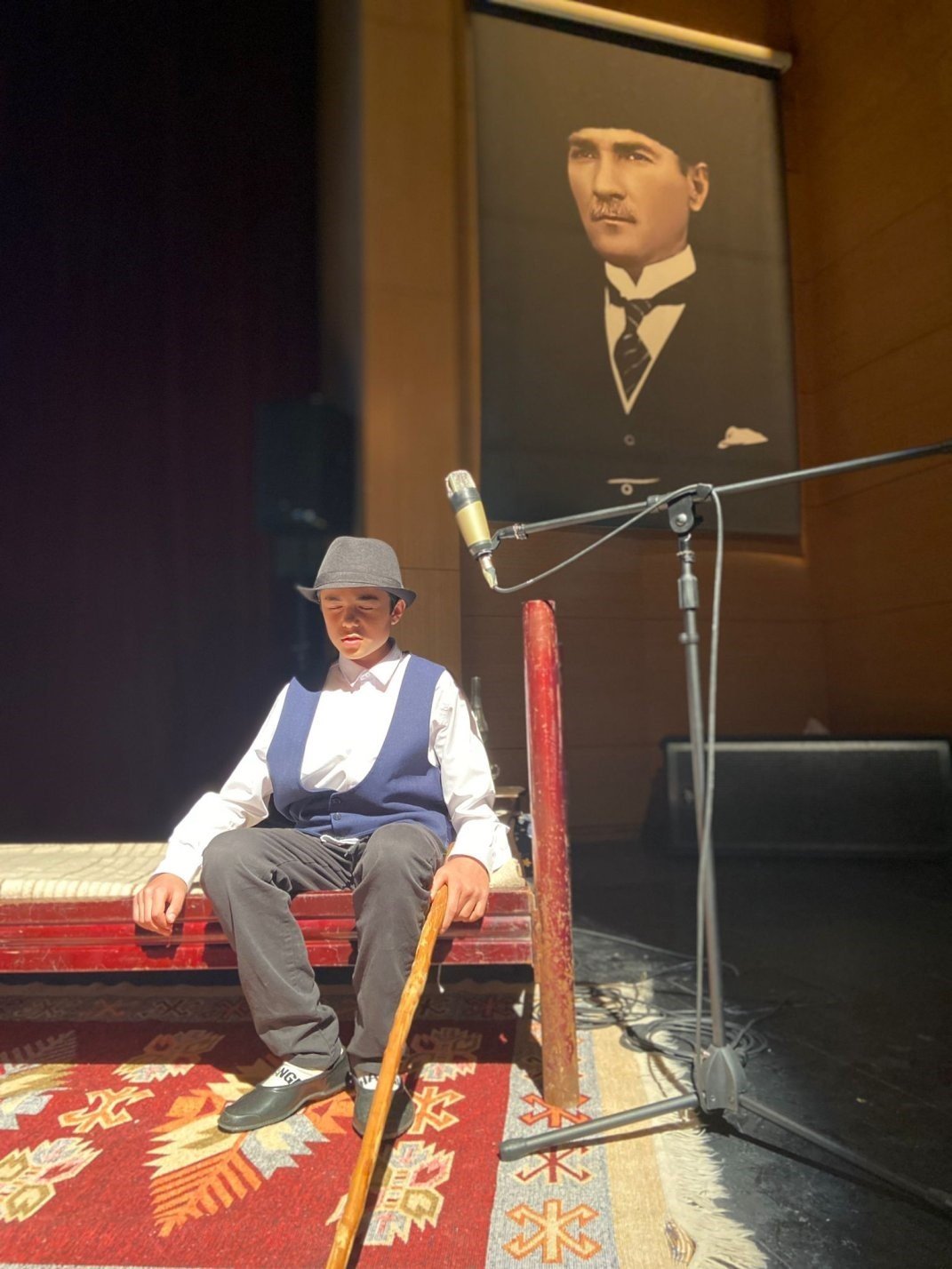 Ünlü ozanın hayatı sahnelendi