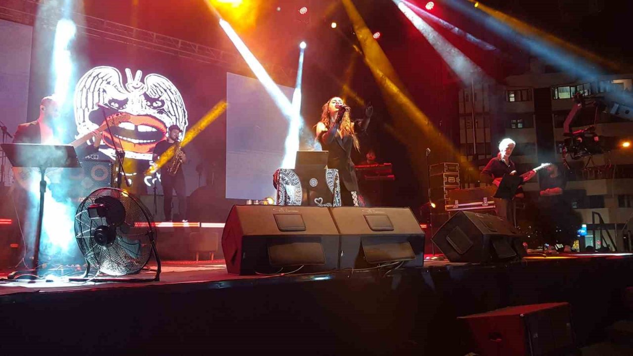 Ünlü şarkıcı Ceylan Ertem Safranbolu’da sahne aldı