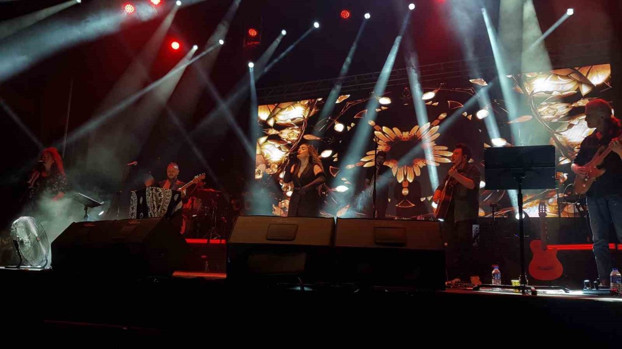 Ünlü şarkıcı Ceylan Ertem Safranbolu’da sahne aldı