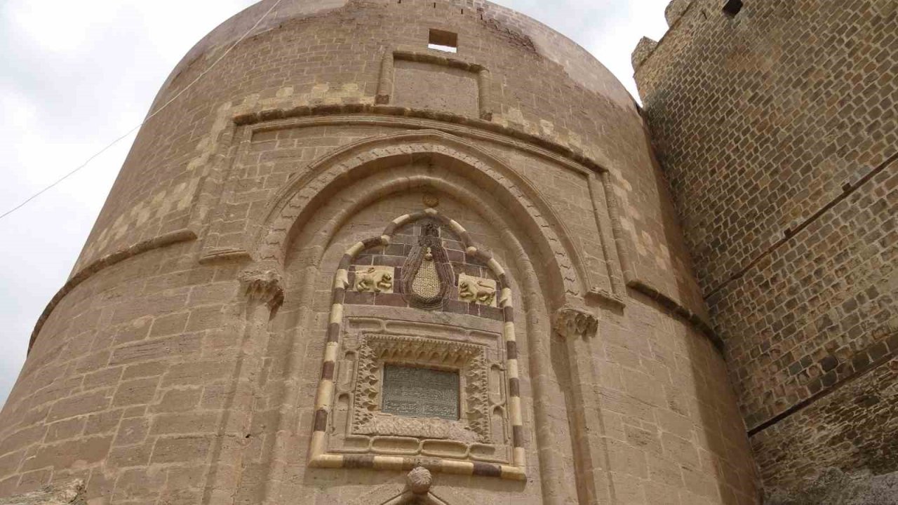 ’Kartal yuvası’na benzeyen Hoşap Kalesi’nde restorasyona başlandı