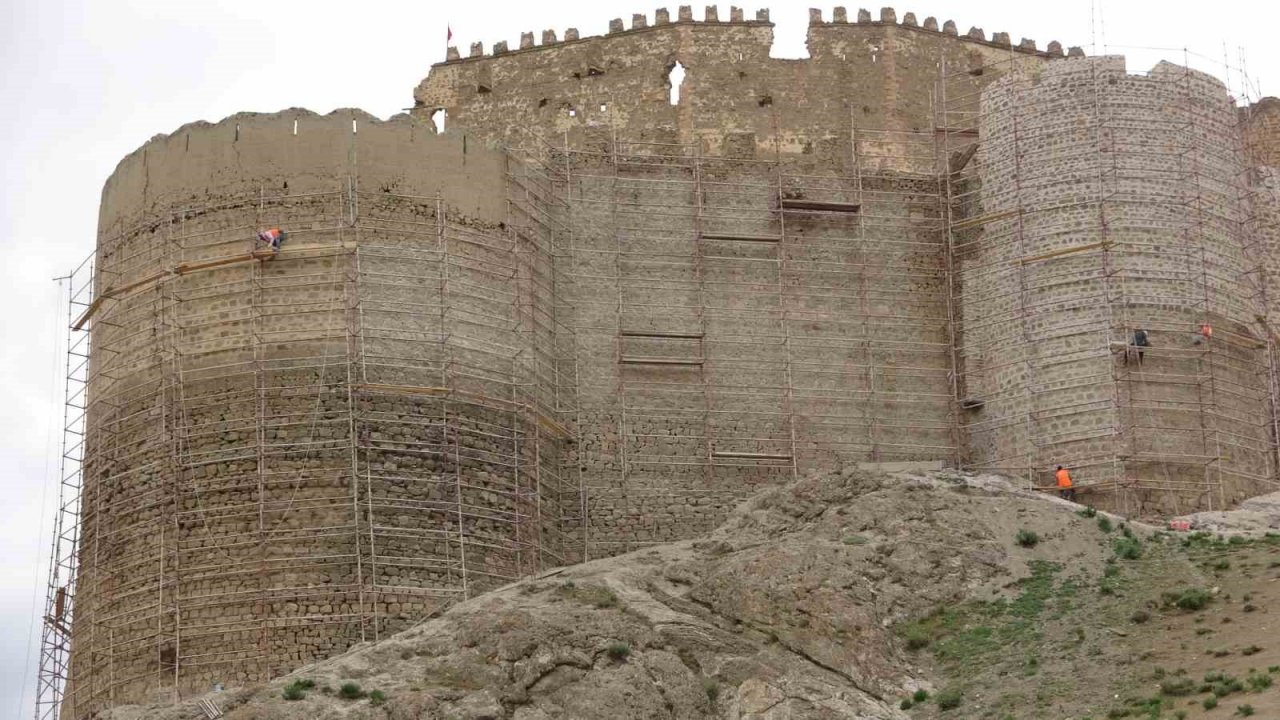 ’Kartal yuvası’na benzeyen Hoşap Kalesi’nde restorasyona başlandı