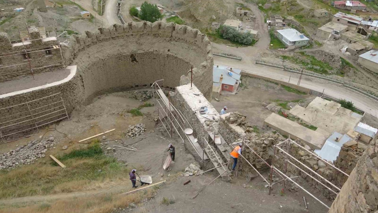 ’Kartal yuvası’na benzeyen Hoşap Kalesi’nde restorasyona başlandı