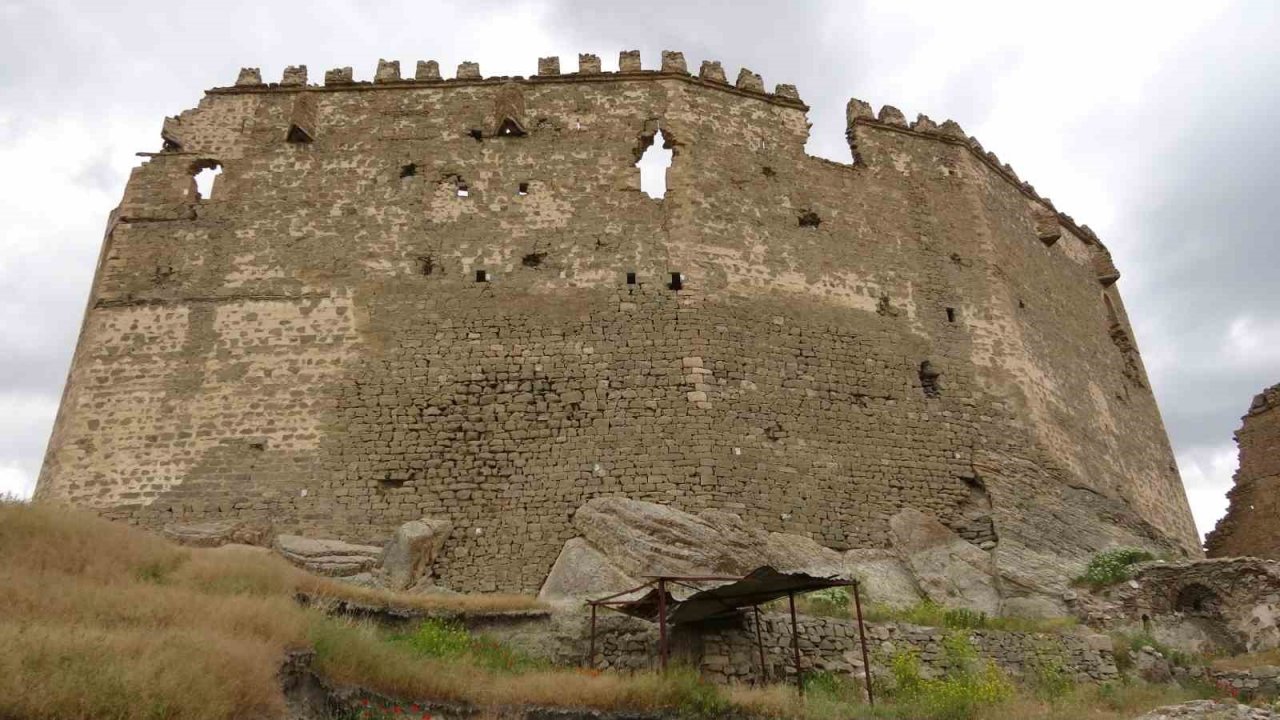 ’Kartal yuvası’na benzeyen Hoşap Kalesi’nde restorasyona başlandı