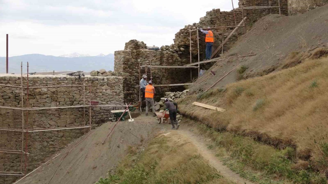 ’Kartal yuvası’na benzeyen Hoşap Kalesi’nde restorasyona başlandı