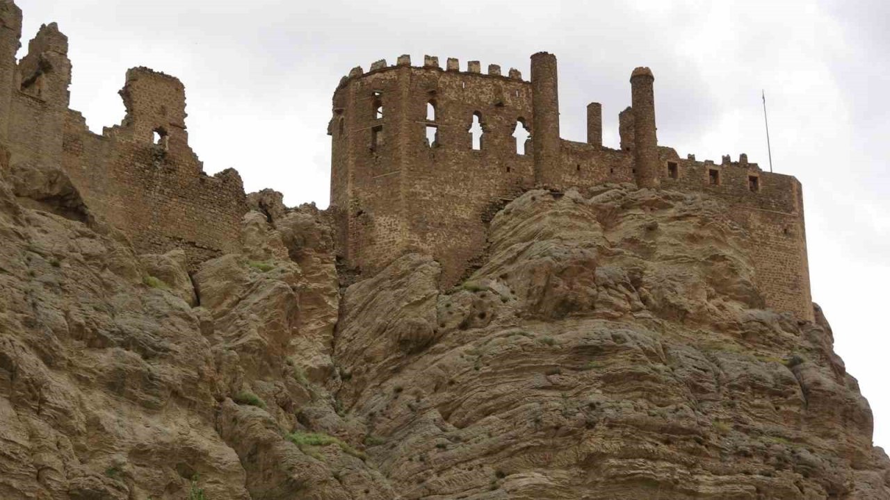 ’Kartal yuvası’na benzeyen Hoşap Kalesi’nde restorasyona başlandı