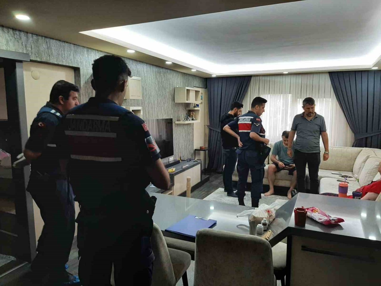 Göçmen kaçakçılarına İzmir merkezli operasyon: 17 gözaltı