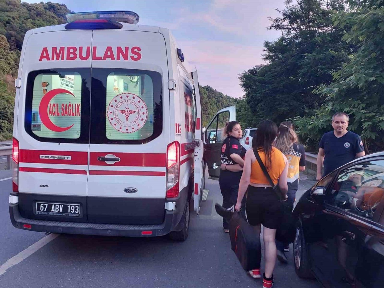 Denize giren genç kız boğulma tehlikesi geçirdi