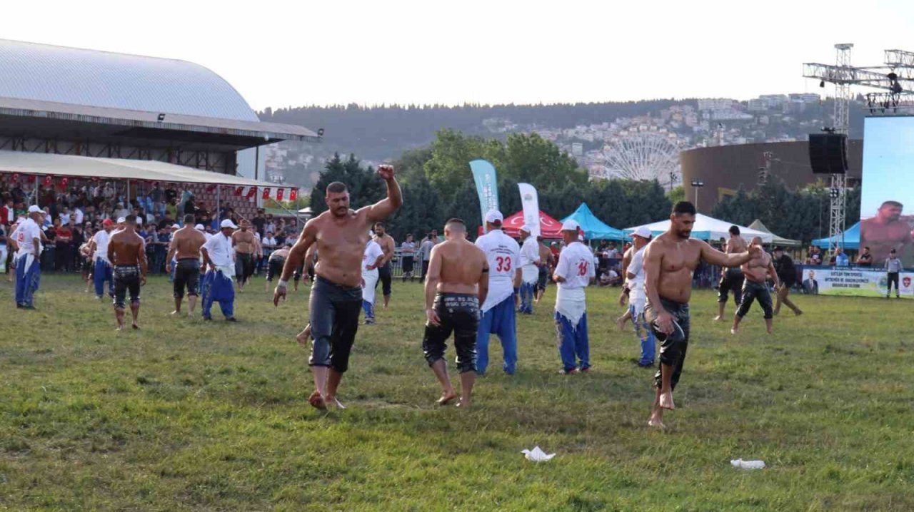 Sekapark Yağlı Güreşlerinde son 16 turu başpehlivanları belli oldu
