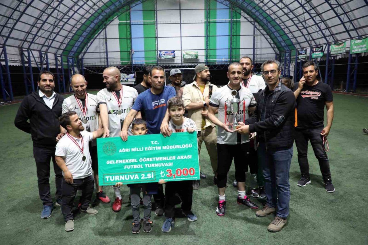 Ağrı’da "Geleneksel Öğretmenler Arası Futbol Turnuvası"