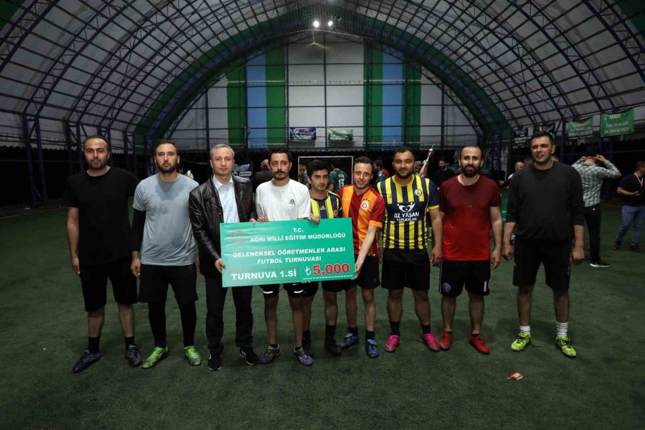 Ağrı’da "Geleneksel Öğretmenler Arası Futbol Turnuvası"