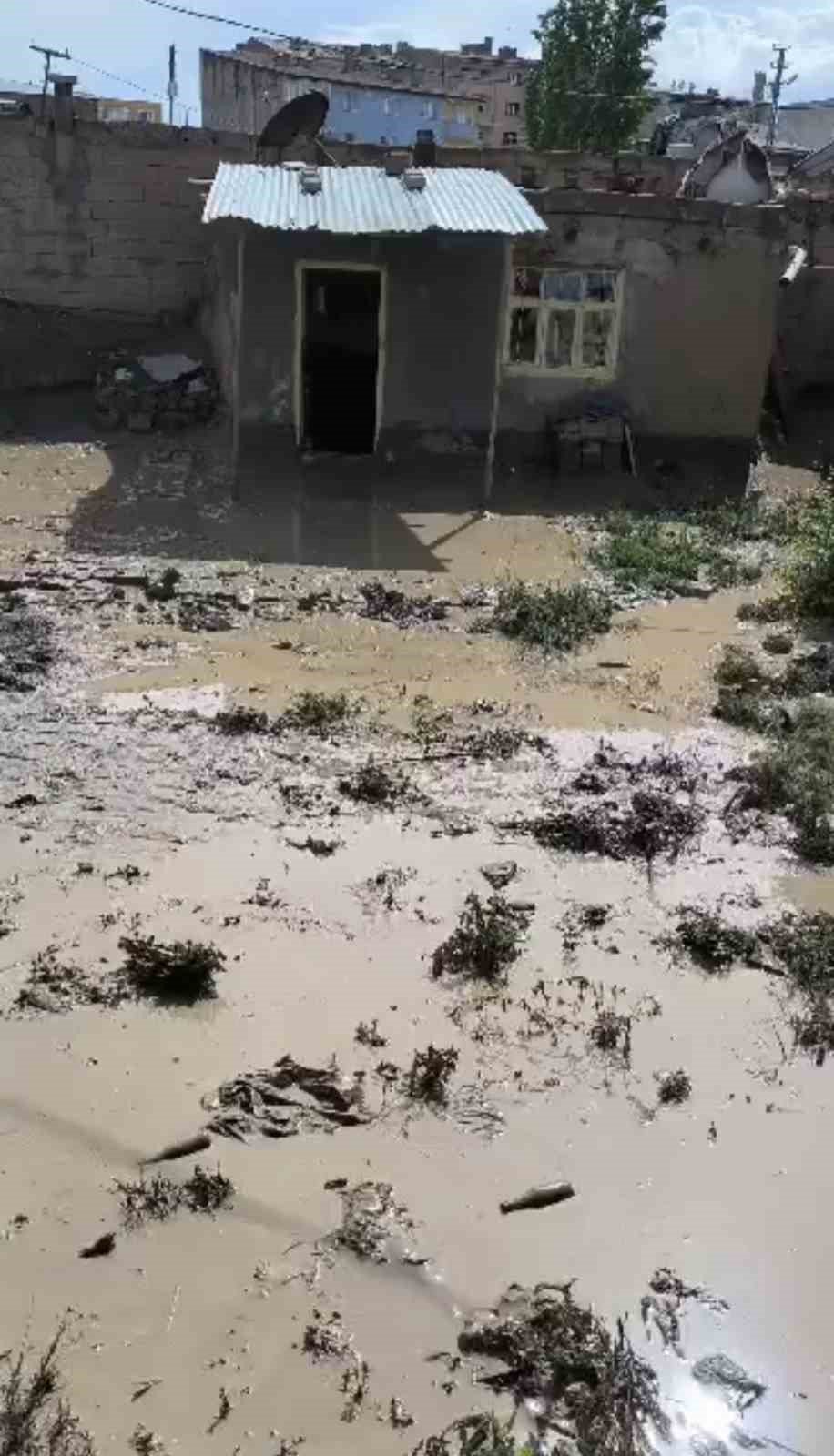 Ağrı’da 3 ev selden zarar gördü