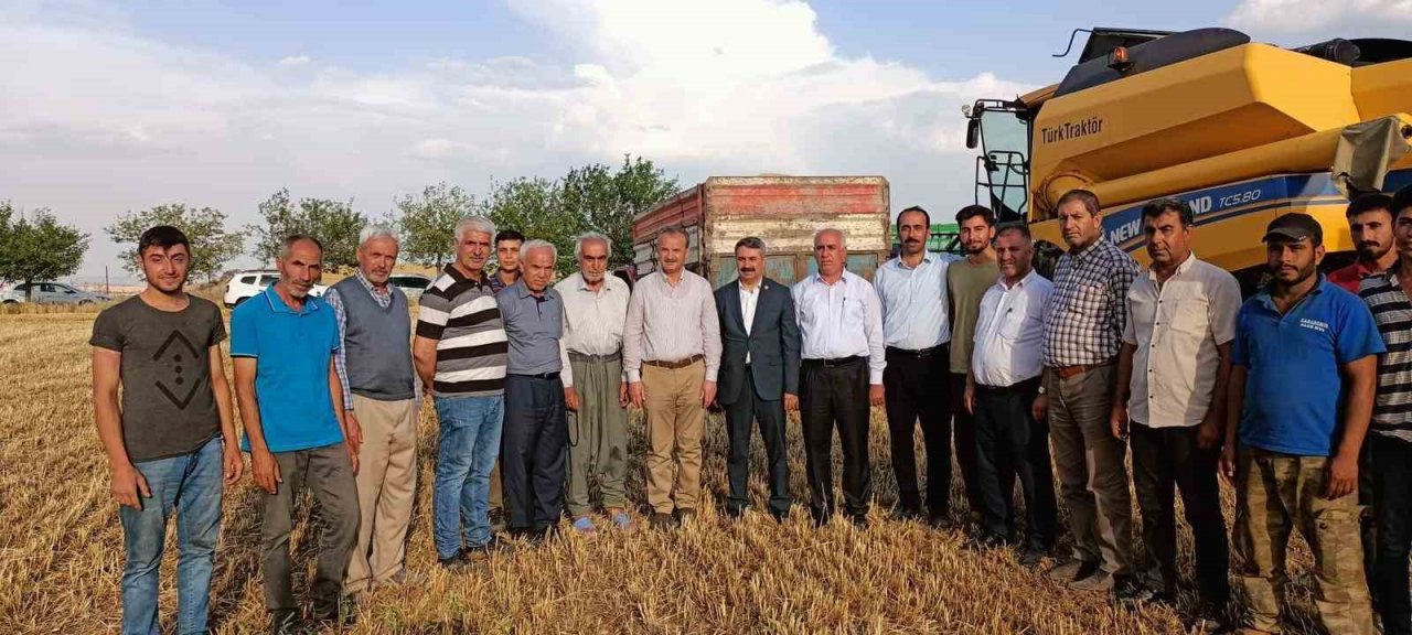 Çiftçilerle birlikte hububat hasadı yaptı