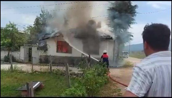 Amasya’da yalnız yaşayan kadının evi alev alev yandı