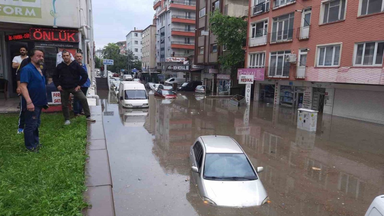 Ankara’daki kuvvetli yağışta araçlar suya gömüldü