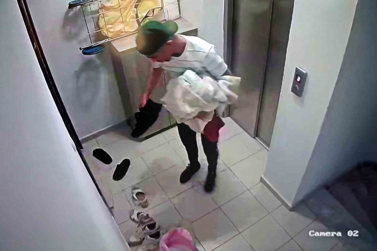 Hırsız girdiği apartmanda ayakkabıları çuvala doldurup, çaldığı bebek arabasına yükleyerek kaçtı