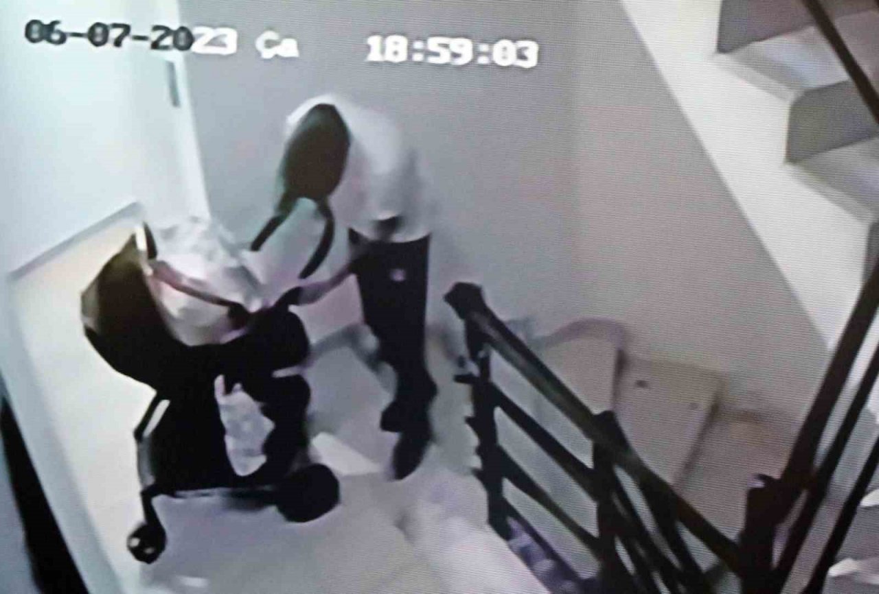 Hırsız girdiği apartmanda ayakkabıları çuvala doldurup, çaldığı bebek arabasına yükleyerek kaçtı