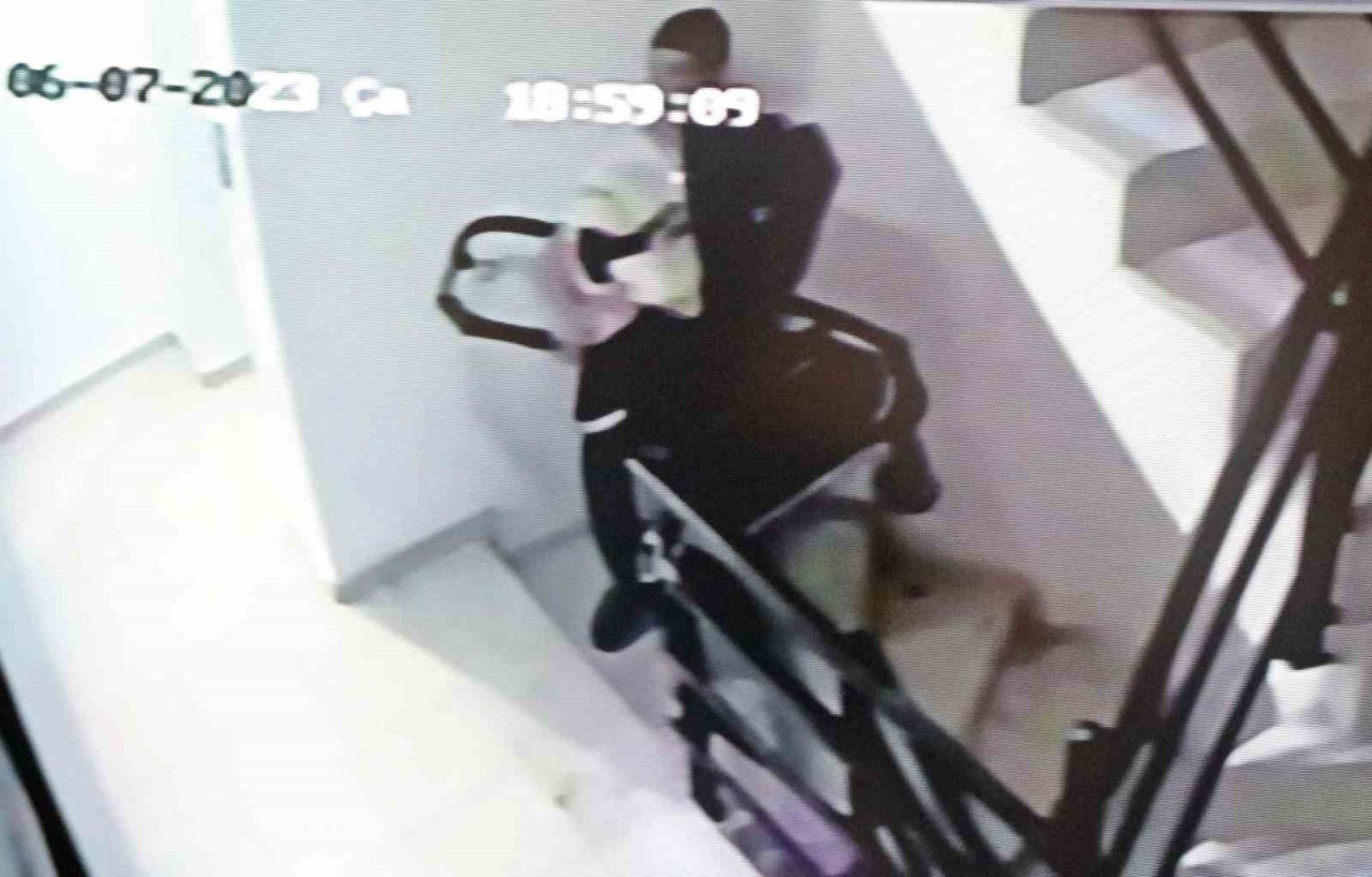 Hırsız girdiği apartmanda ayakkabıları çuvala doldurup, çaldığı bebek arabasına yükleyerek kaçtı