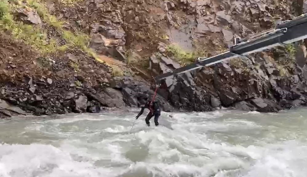 Kayıp sürücü vinç yardımıyla azgın sularda aranıyor