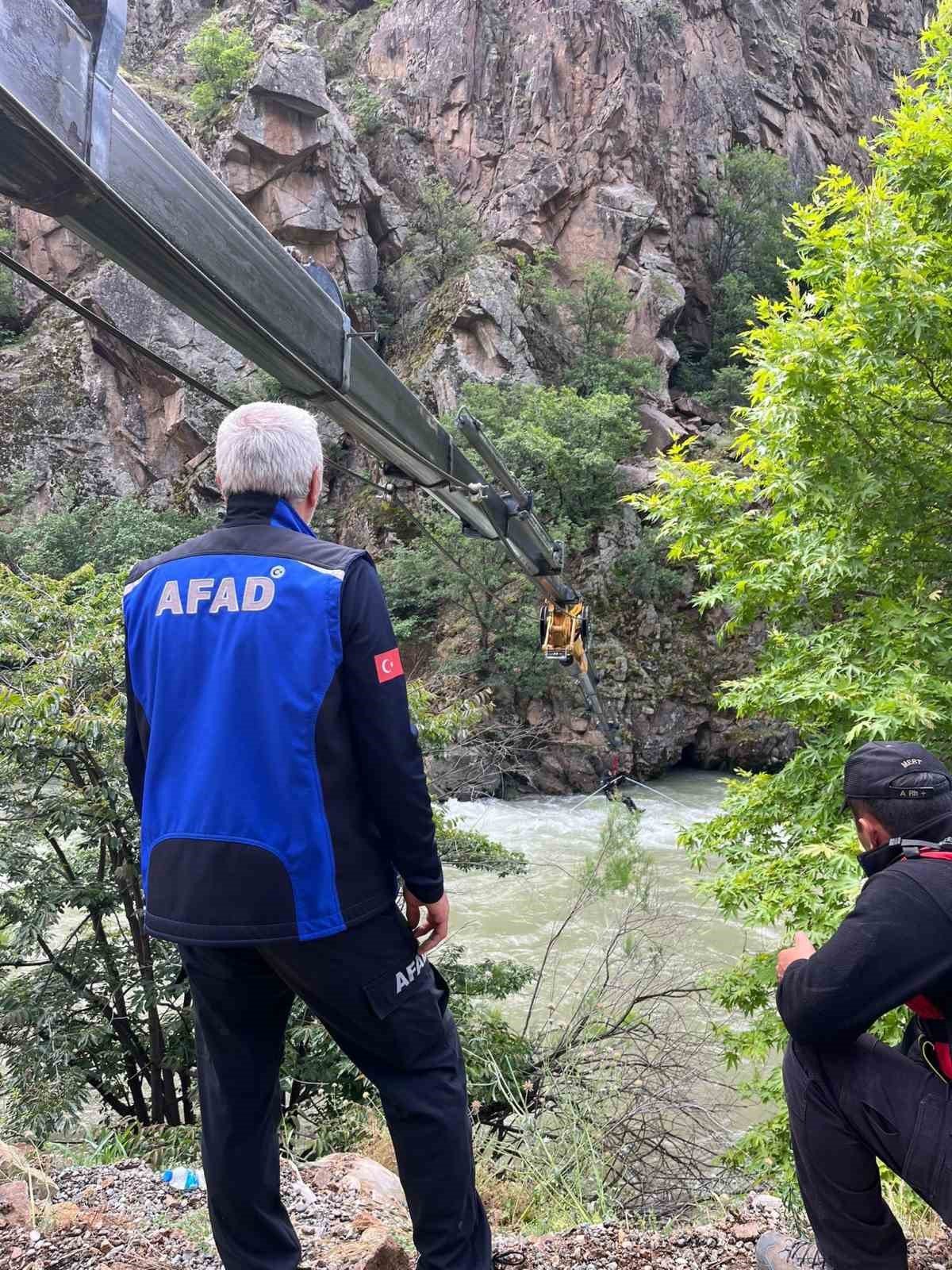 Kayıp sürücü vinç yardımıyla azgın sularda aranıyor