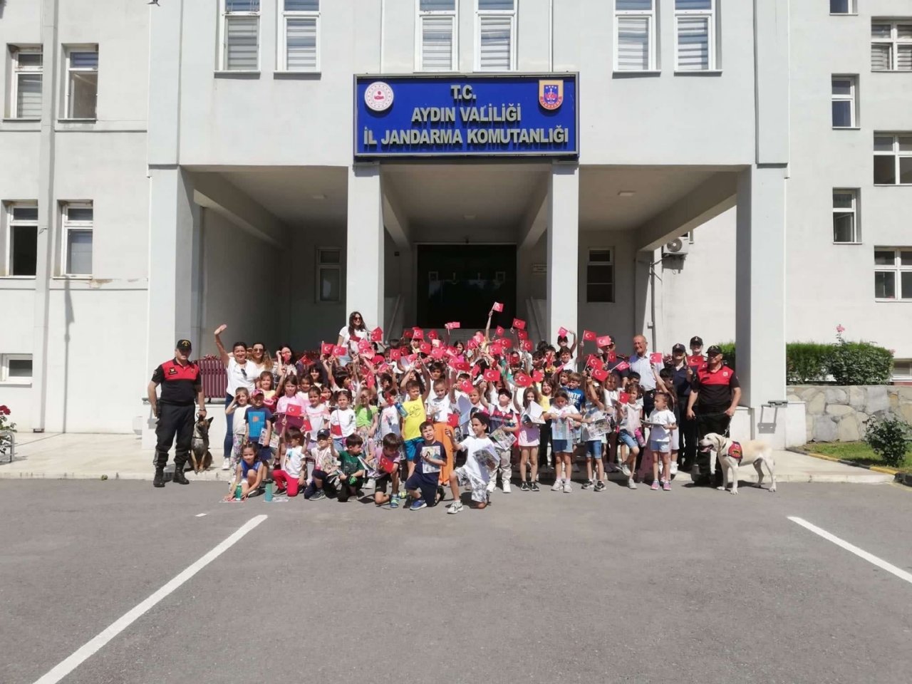 Jandarma minik öğrencileri ağırladı