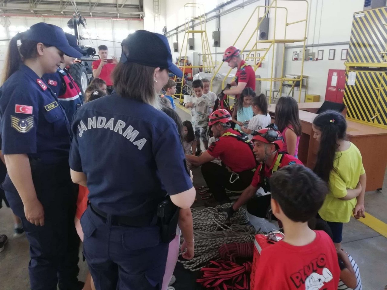 Jandarma minik öğrencileri ağırladı