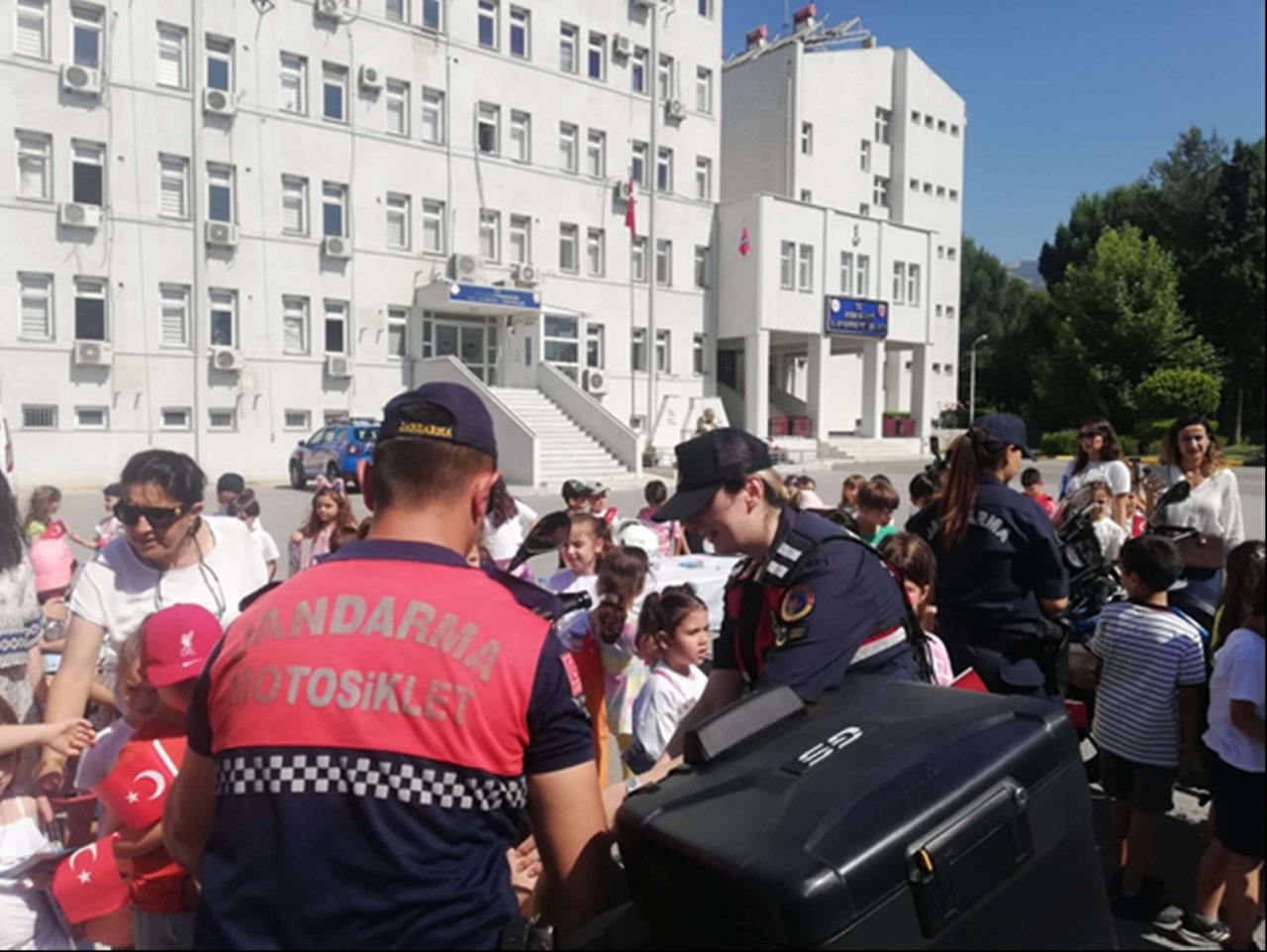 Jandarma minik öğrencileri ağırladı