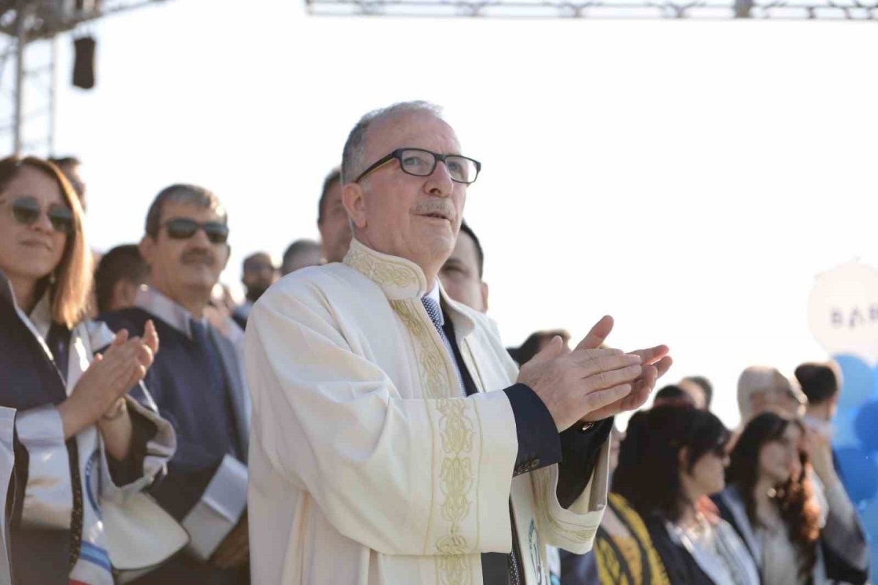 BARÜ’de binlerce öğrenci mezun olmanın gururunu yaşadı