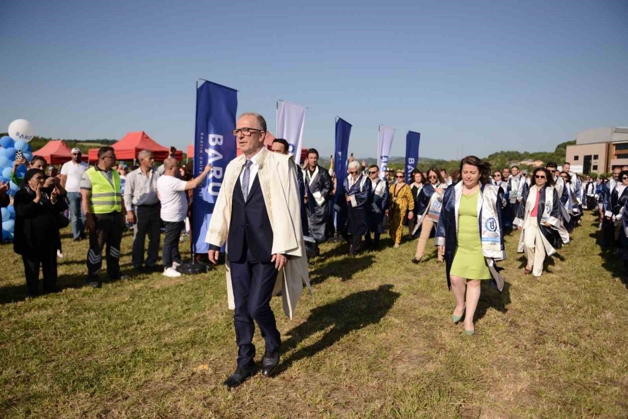 BARÜ’de binlerce öğrenci mezun olmanın gururunu yaşadı