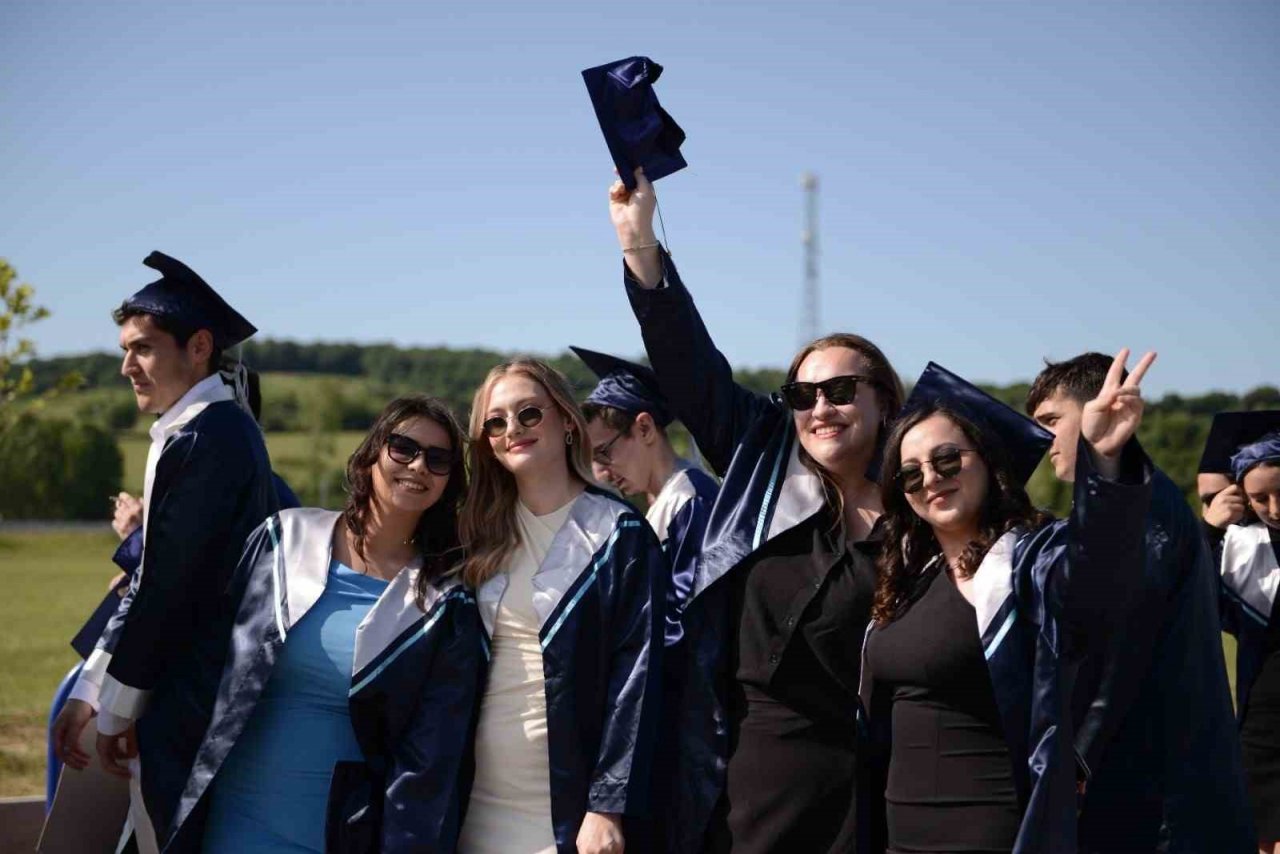 BARÜ’de binlerce öğrenci mezun olmanın gururunu yaşadı
