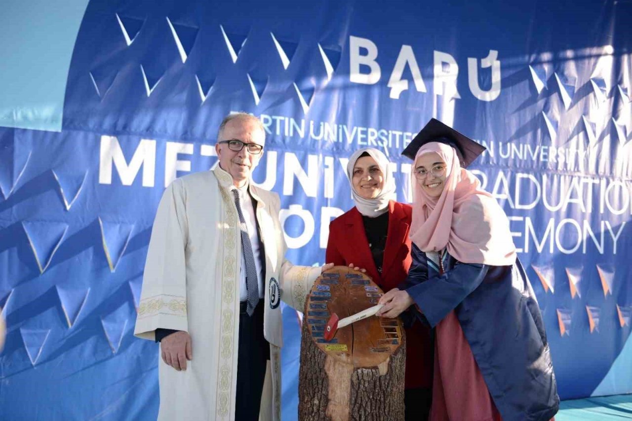 BARÜ’de binlerce öğrenci mezun olmanın gururunu yaşadı