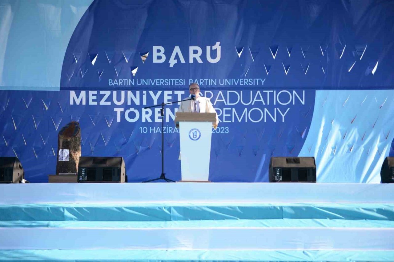 BARÜ’de binlerce öğrenci mezun olmanın gururunu yaşadı